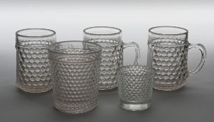 Drei Henkelbecher und zwei Becher Pressglas mit Noppen