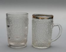 Zwei Pressglas-Becher