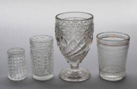 Drei Becher und ein Kelchglas Pressglas