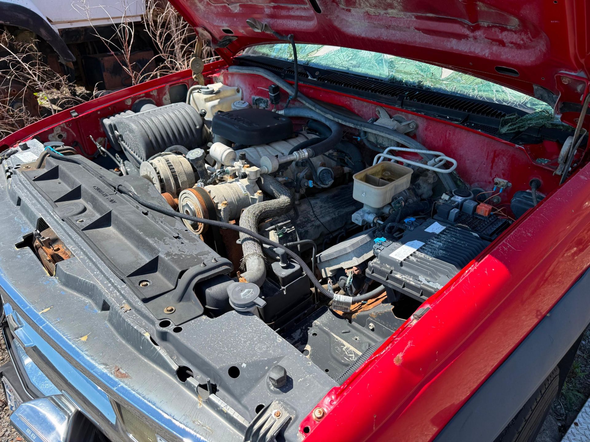 CHEVY 2500 FLATBED TRUCK VN:406609 equipped with engine, flatbed body, parts unit.Located: North - Image 2 of 5