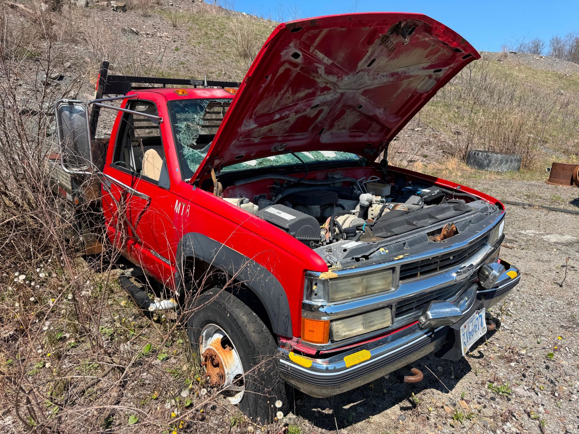CHEVY 2500 FLATBED TRUCK VN:406609 equipped with engine, flatbed body, parts unit.Located: North - Image 5 of 5