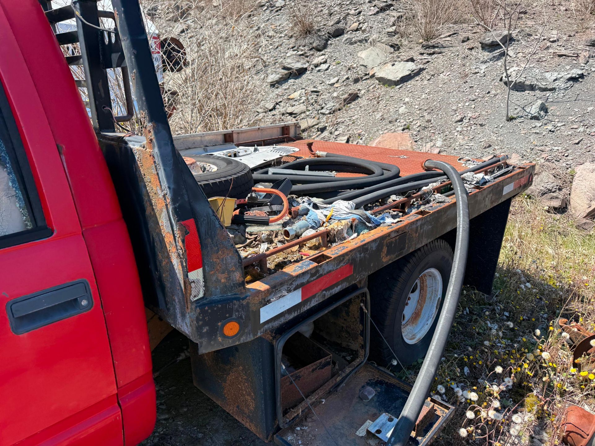 CHEVY 2500 FLATBED TRUCK VN:406609 equipped with engine, flatbed body, parts unit.Located: North - Image 3 of 5
