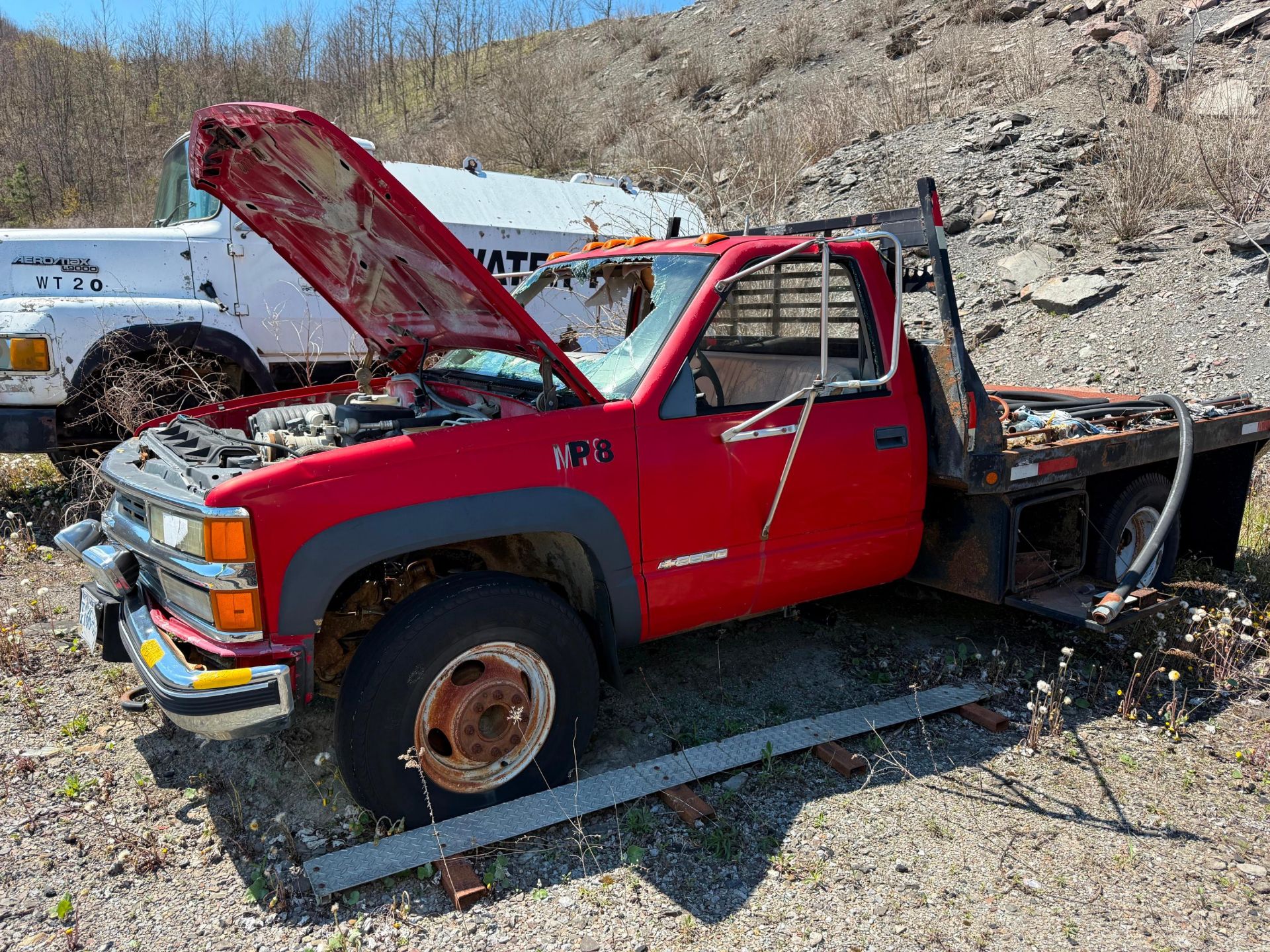 CHEVY 2500 FLATBED TRUCK VN:406609 equipped with engine, flatbed body, parts unit.Located: North