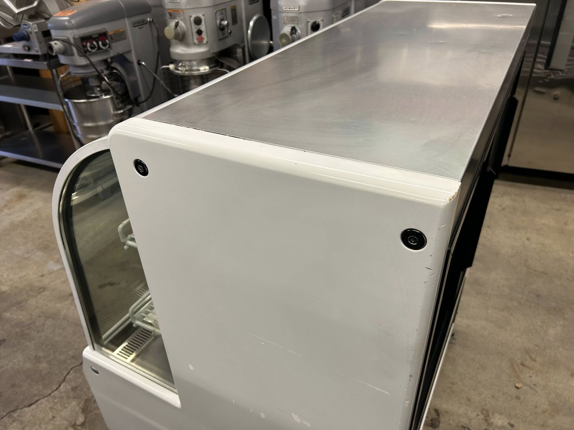 Turbo Air TCGB-48 48 1/2" Full Service Bakery Display Case w/ Curved Glass - (3) Levels, 115v - Image 5 of 8