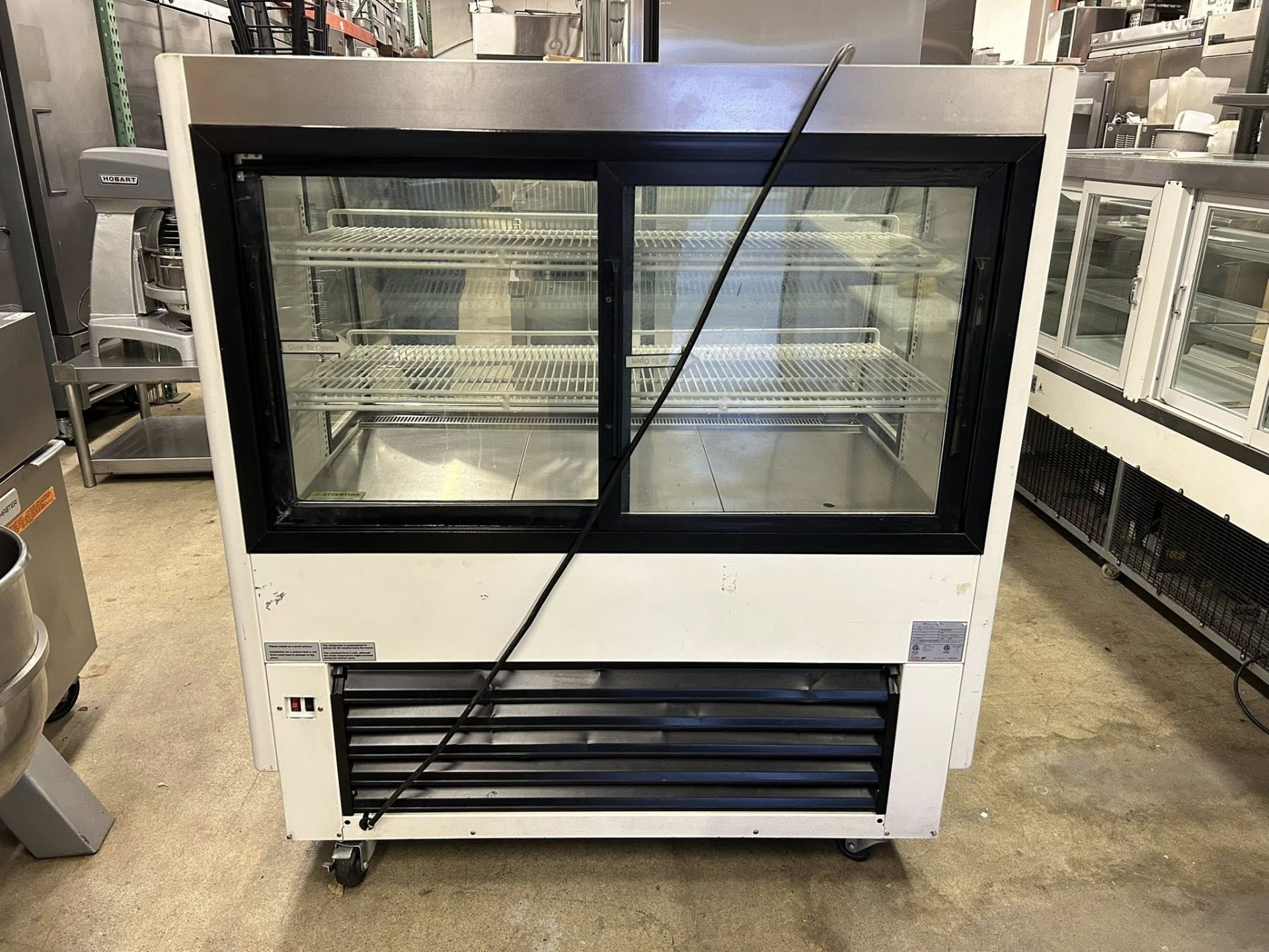Turbo Air TCGB-48 48 1/2" Full Service Bakery Display Case w/ Curved Glass - (3) Levels, 115v - Image 6 of 8