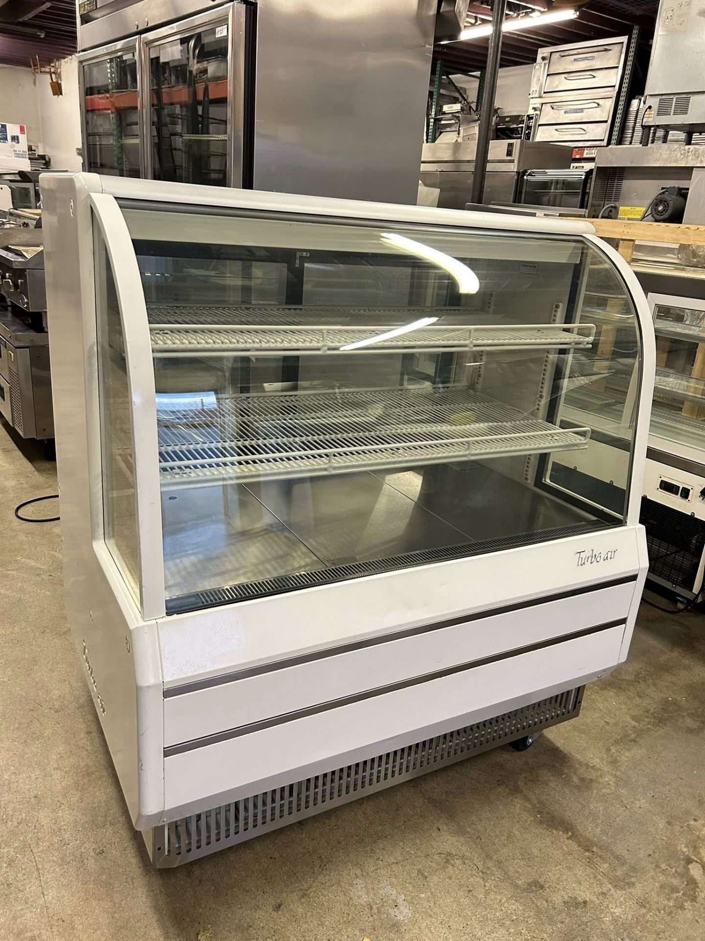 Turbo Air TCGB-48 48 1/2" Full Service Bakery Display Case w/ Curved Glass - (3) Levels, 115v