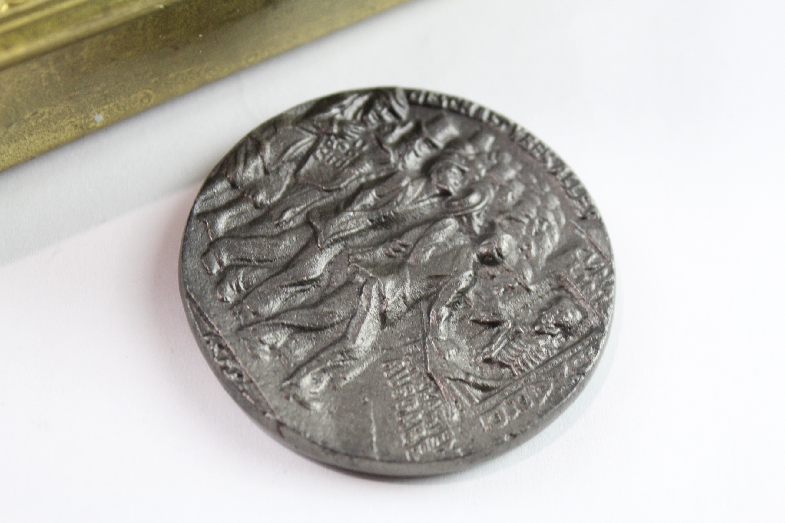 WW1 1914 Princess Mary Christmas Tin W/ R.M.S Lusitania Medal - WW1 Princess Mary Christmas Tin W/ - Image 3 of 6