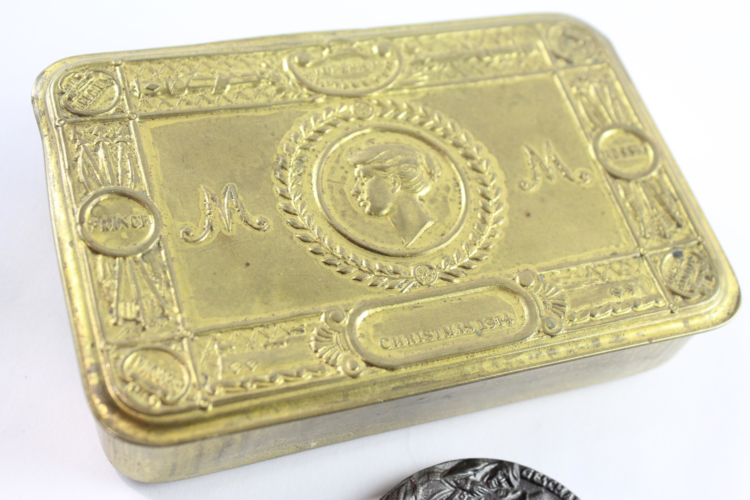 WW1 1914 Princess Mary Christmas Tin W/ R.M.S Lusitania Medal - WW1 Princess Mary Christmas Tin W/ - Image 2 of 6