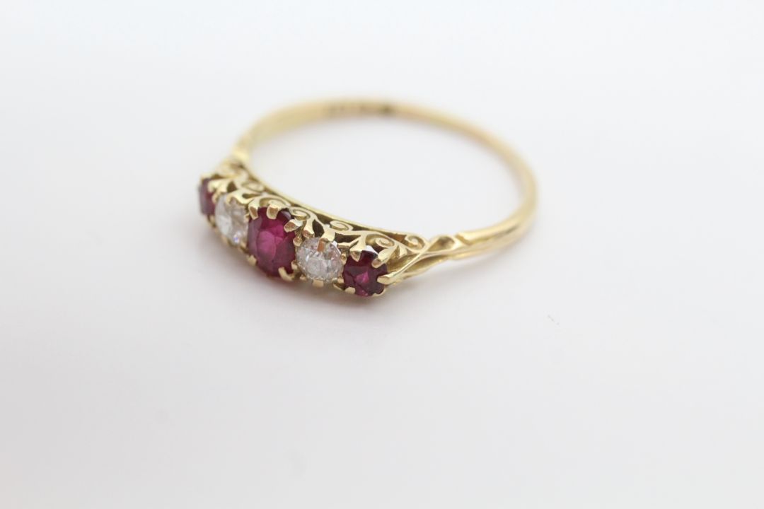 18ct gold ruby diamond five-stone ring (2.6g) Size S - Image 4 of 5