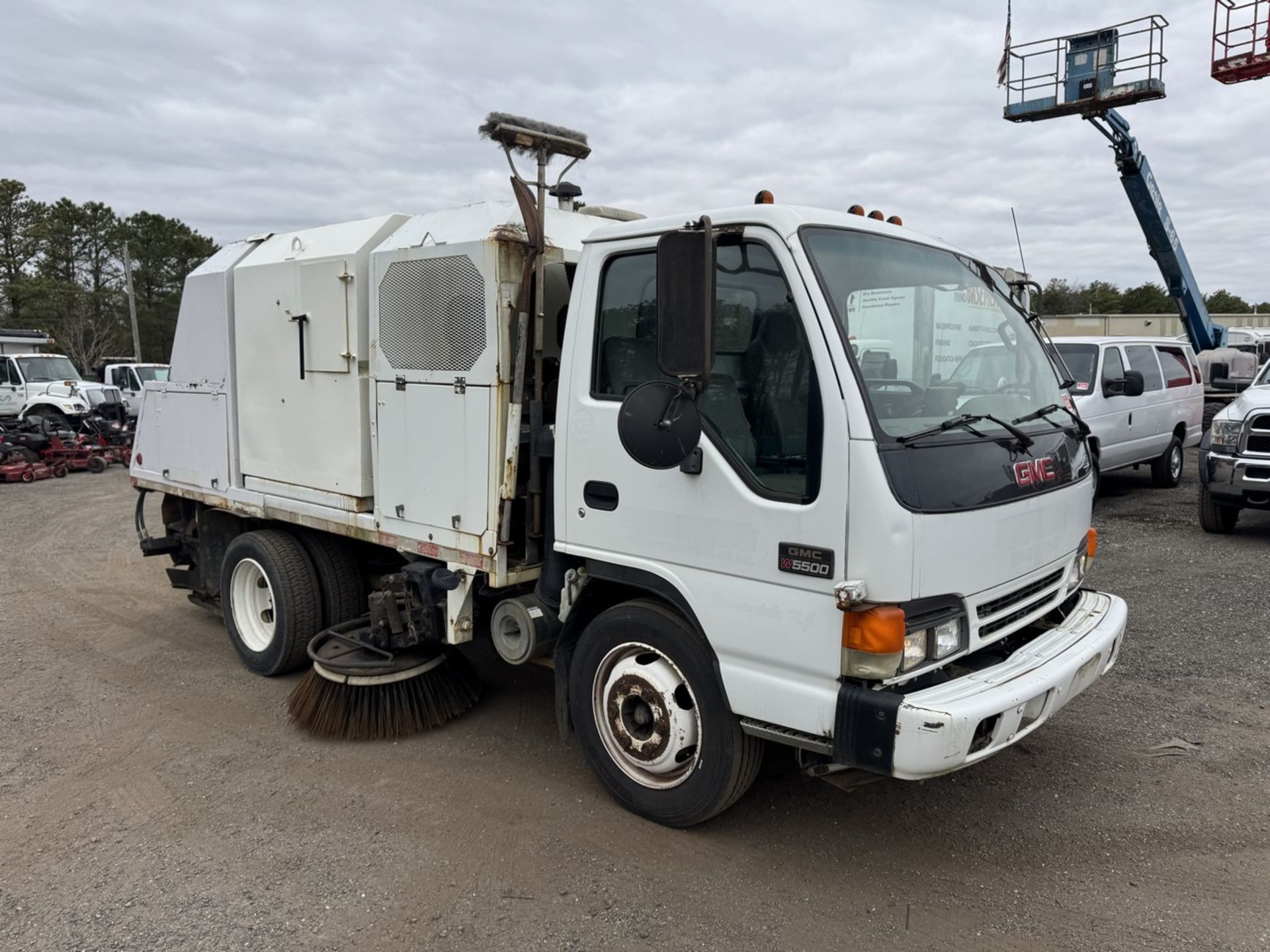 2003 GMC W5500 Sweep-Rite Husky Sweeper - Image 3 of 31