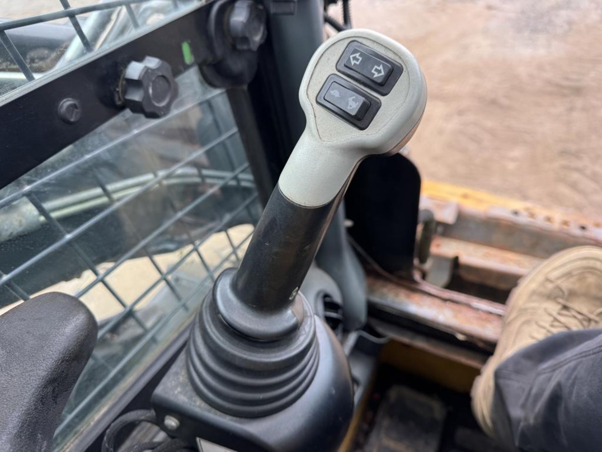 2013 New Holland L223 Skid Steer - Image 29 of 32