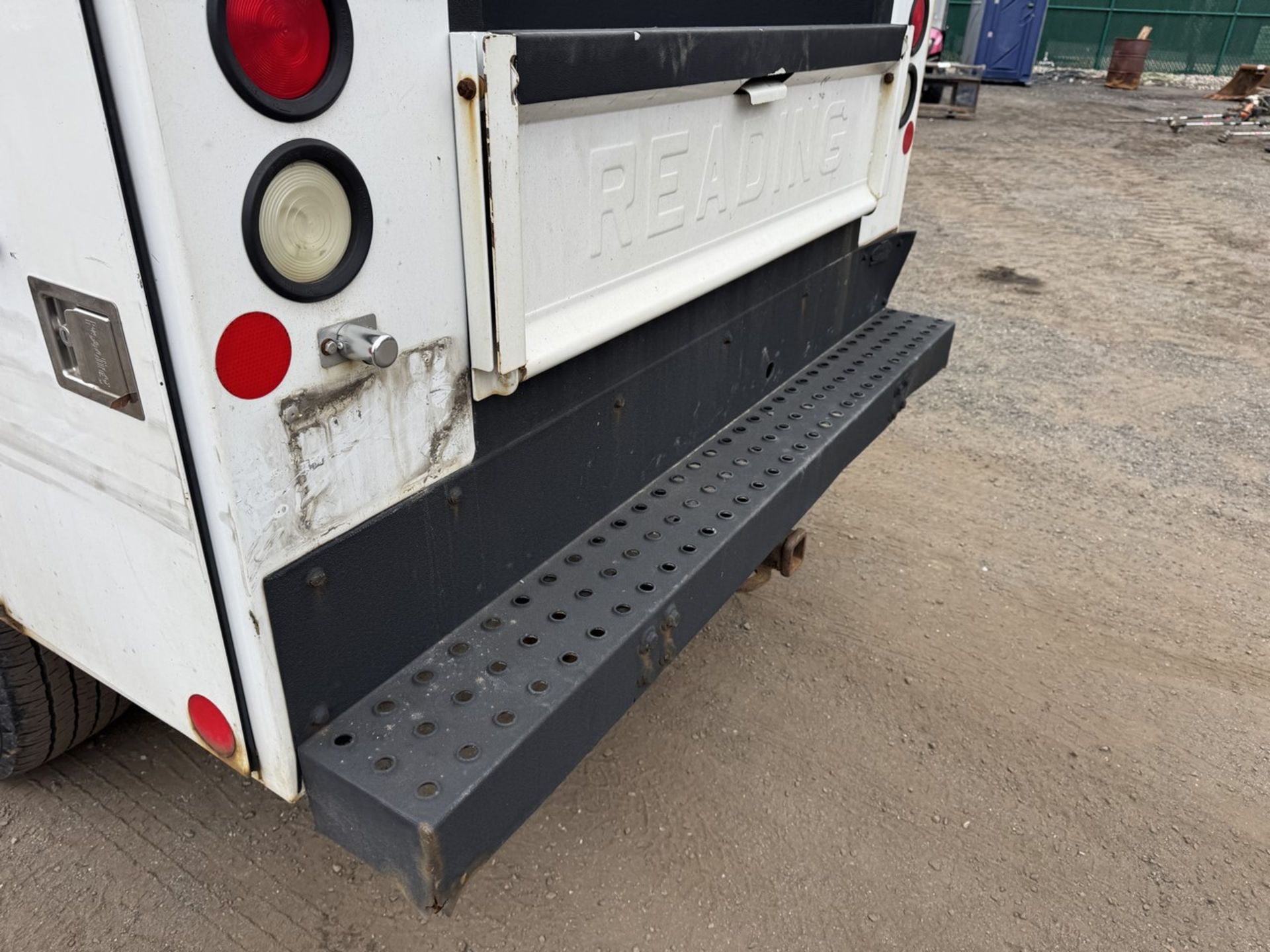 2015 GMC 3500HD Utility Bed 4x4 - Image 17 of 30