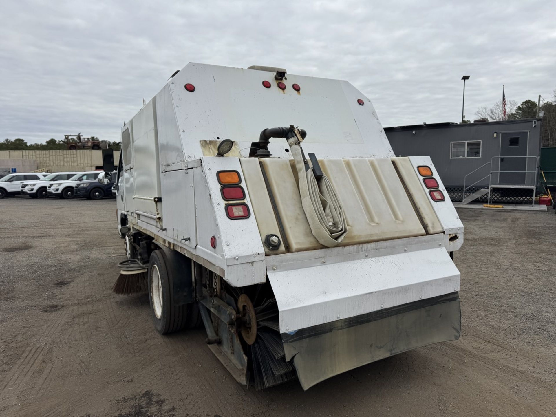 2003 GMC W5500 Sweep-Rite Husky Sweeper - Image 8 of 31