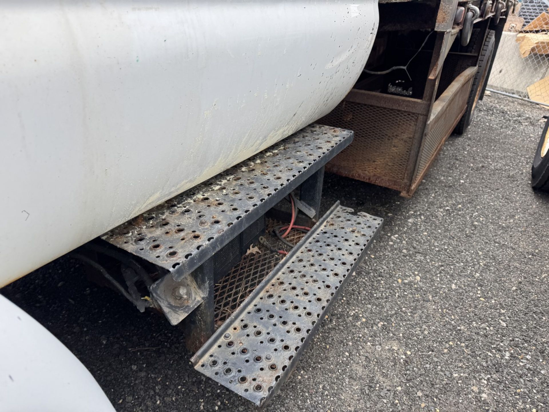 2004 Ford F-650 Flat Bed 4x2 (INOPERABLE) - Image 8 of 23