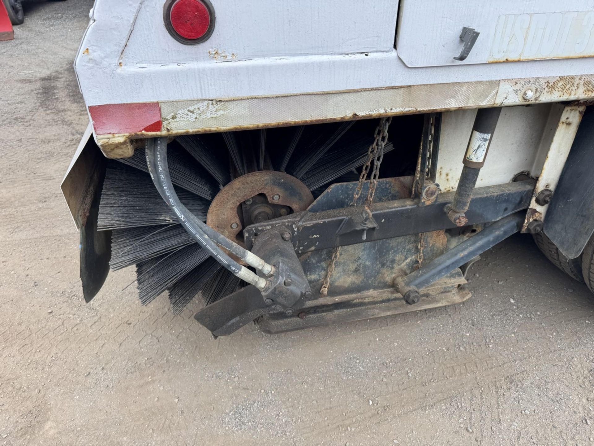 2003 GMC W5500 Sweep-Rite Husky Sweeper - Image 21 of 31