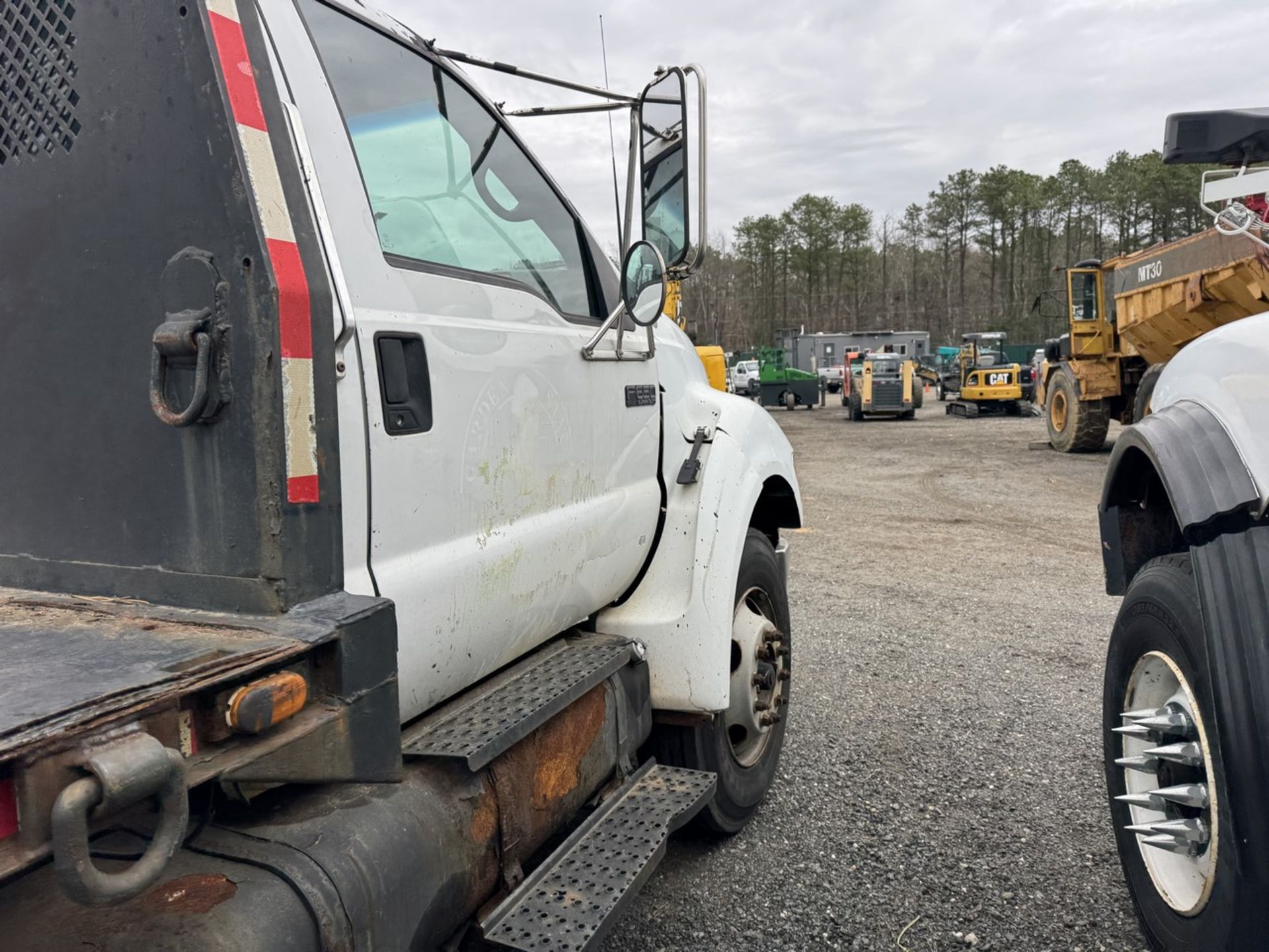 2004 Ford F-650 Flat Bed 4x2 (INOPERABLE) - Image 18 of 23
