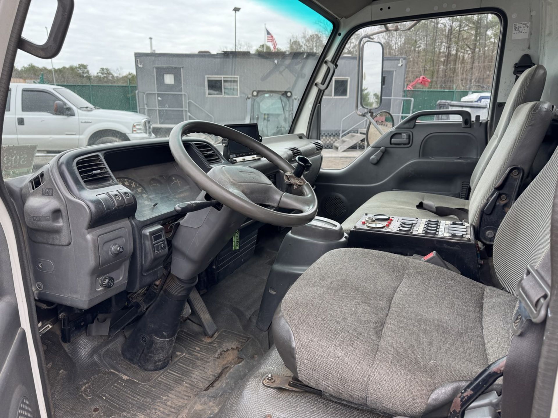 2003 GMC W5500 Sweep-Rite Husky Sweeper - Image 26 of 31