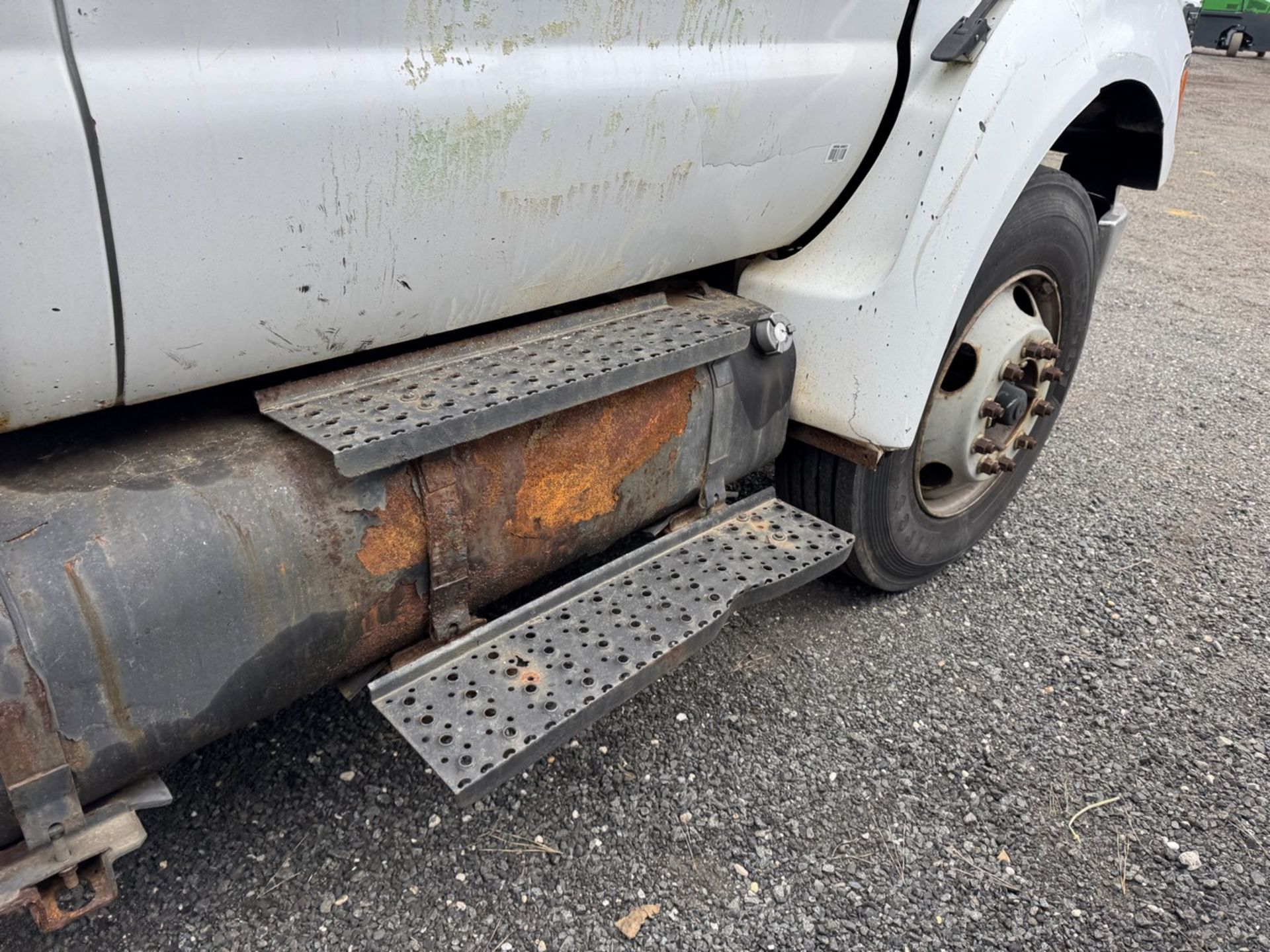 2004 Ford F-650 Flat Bed 4x2 (INOPERABLE) - Image 19 of 23