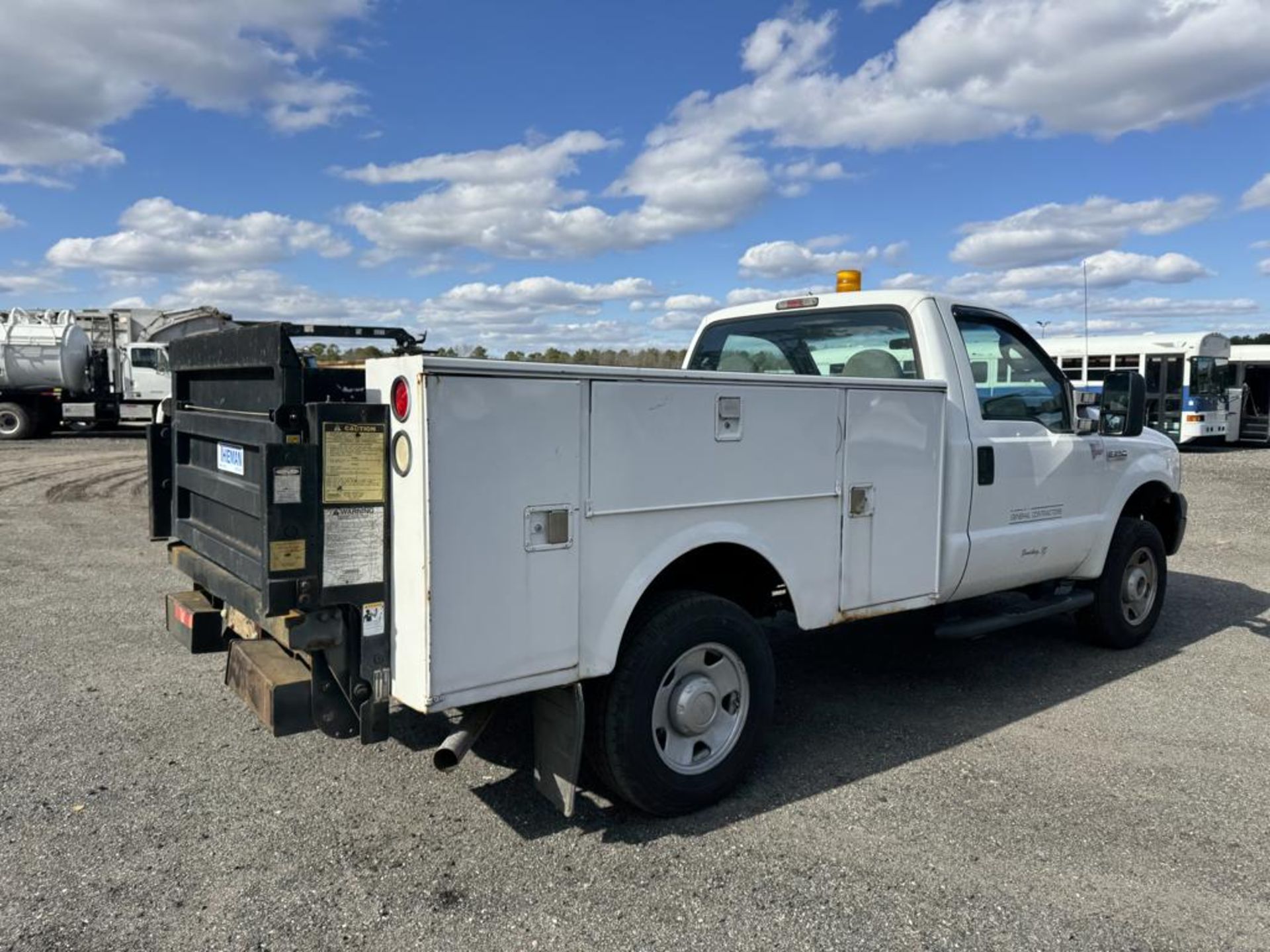 2006 Ford F-250 Utility Truck 4x4 w/ Liftgate - Image 4 of 21