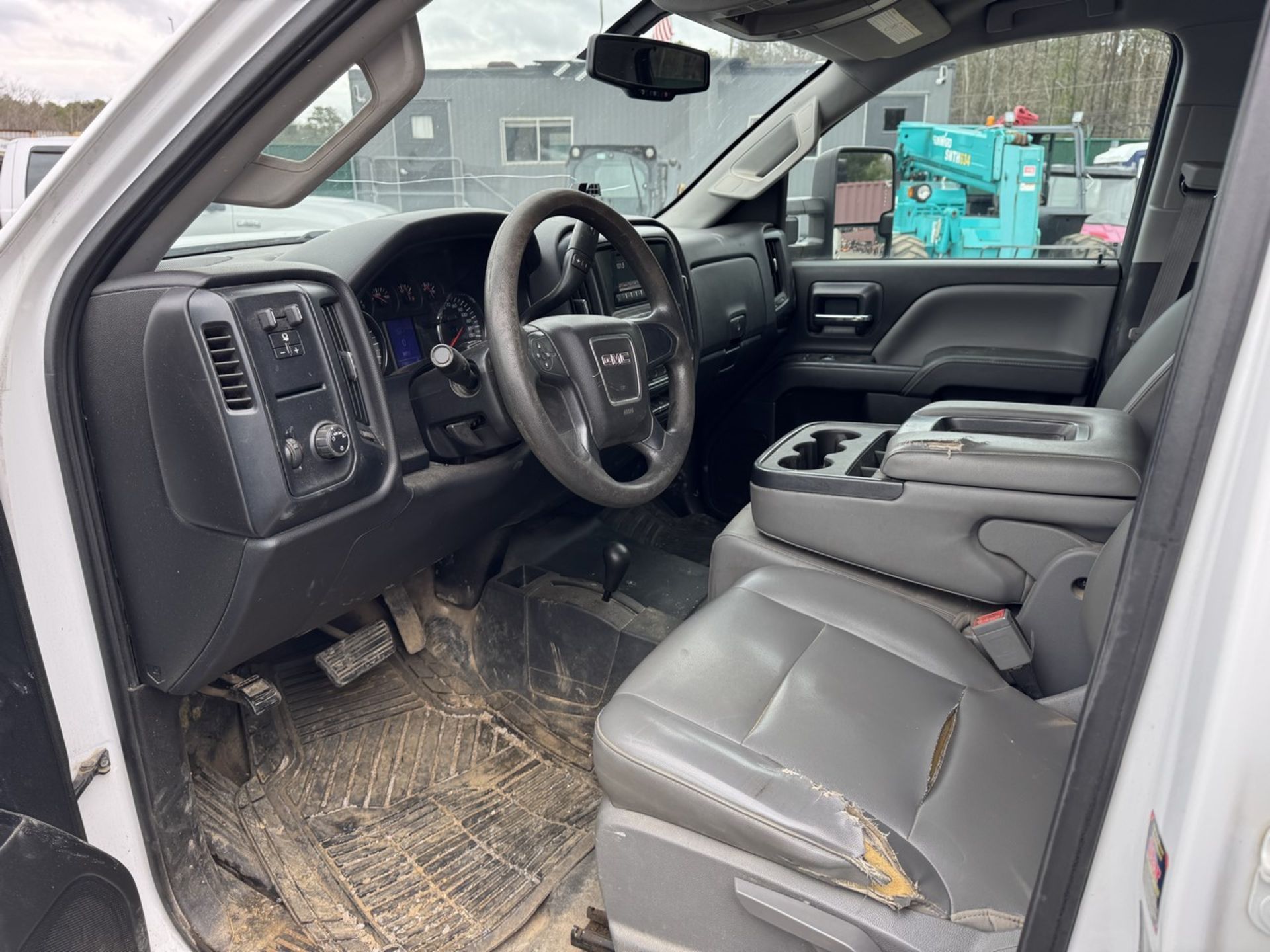 2015 GMC 3500HD Utility Bed 4x4 - Image 24 of 30