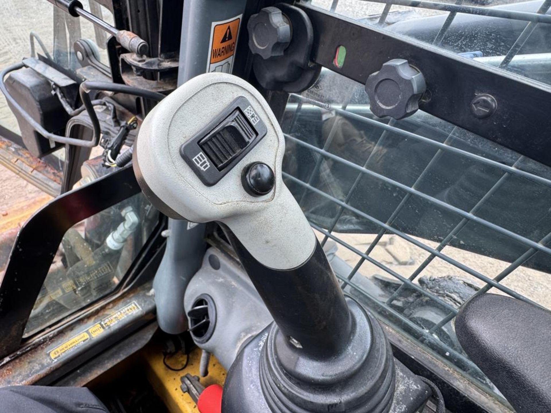 2013 New Holland L223 Skid Steer - Image 28 of 32