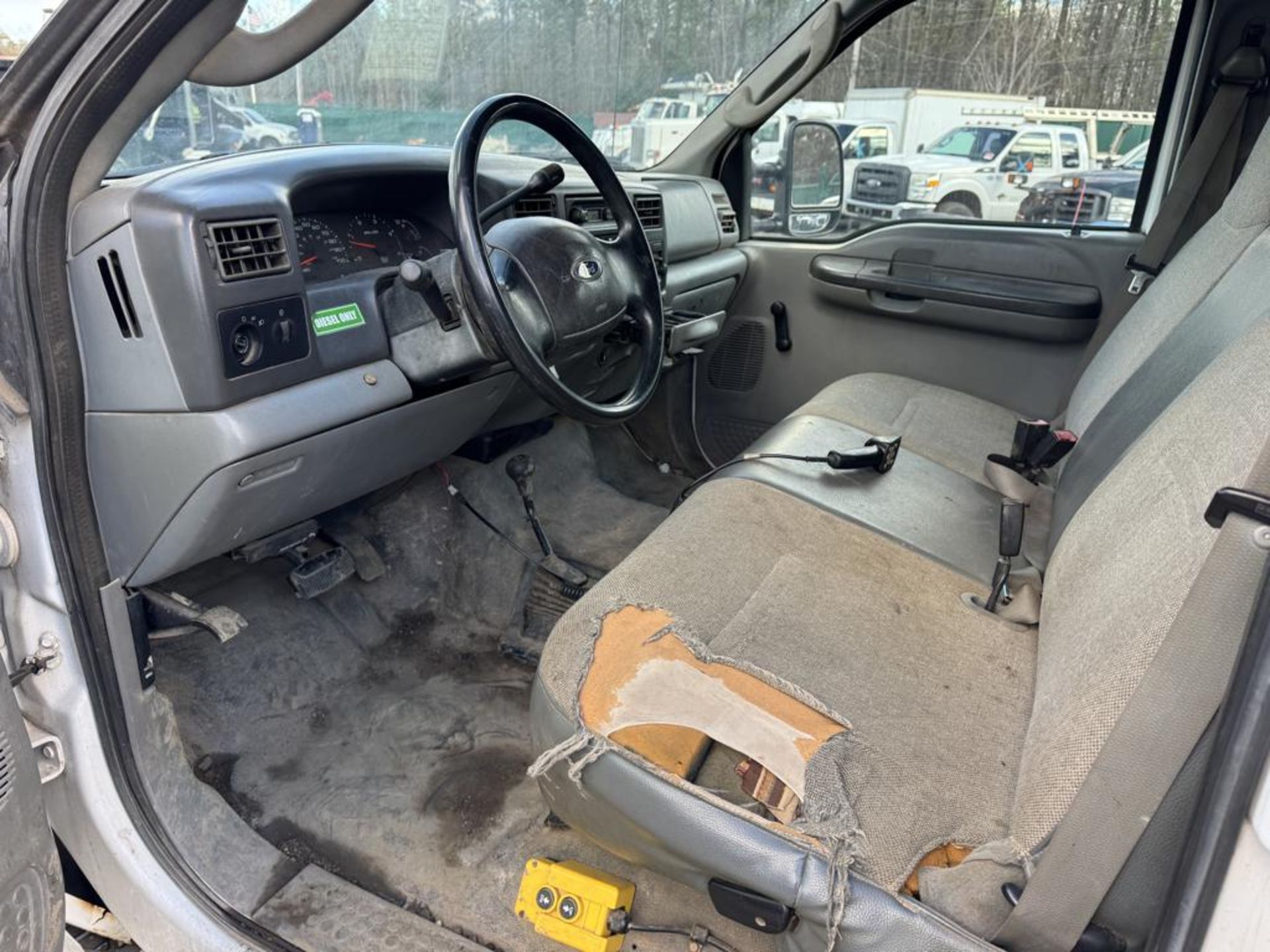 2004 Ford F-450 Mason Dump 4x4 w/ Plow - Image 27 of 32