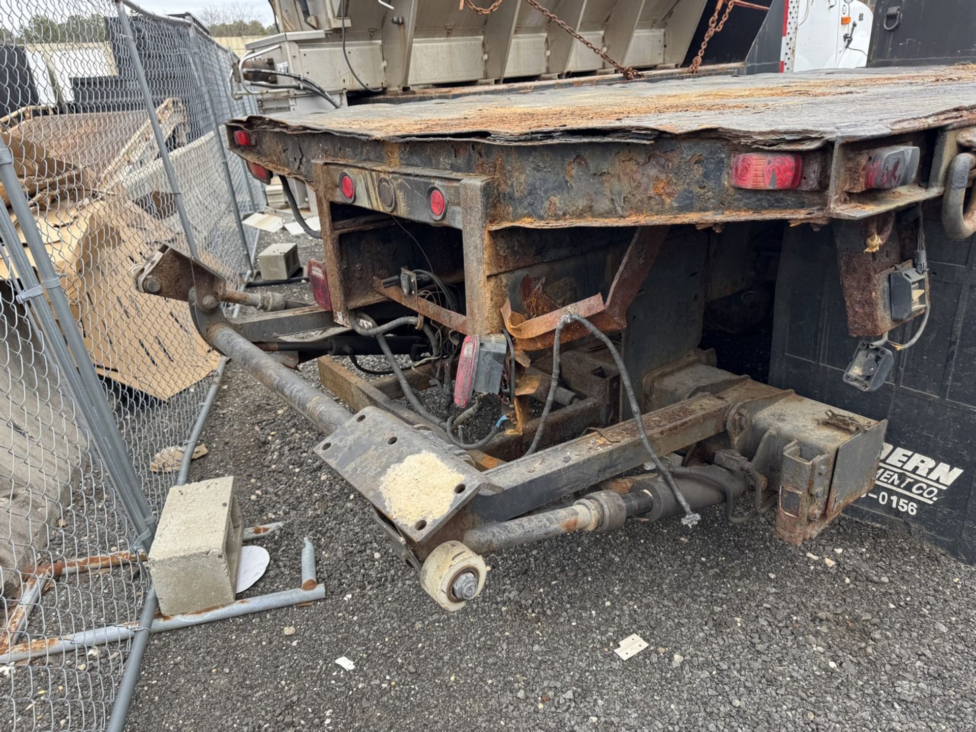 2004 Ford F-650 Flat Bed 4x2 (INOPERABLE) - Image 15 of 23