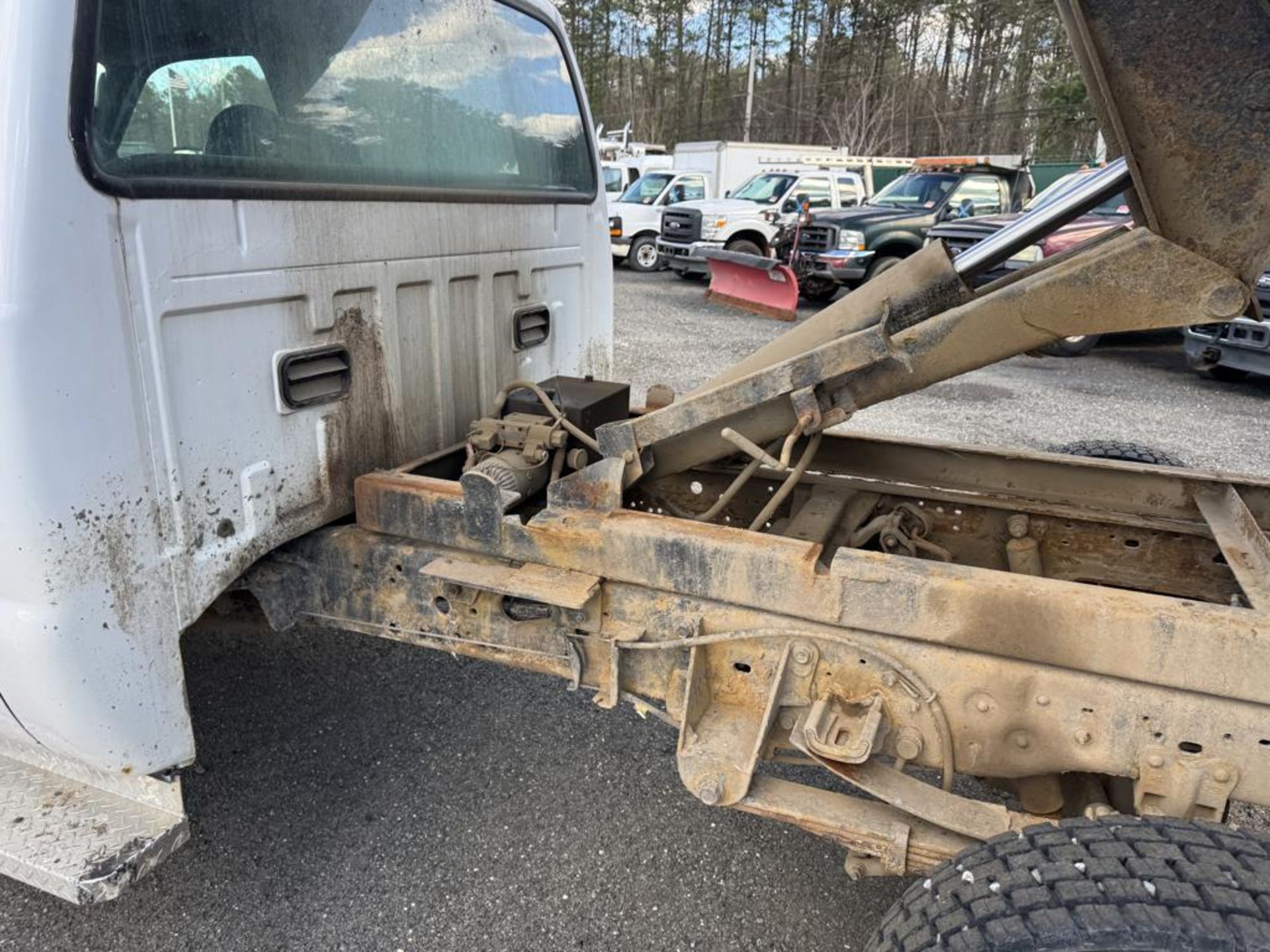 2004 Ford F-450 Mason Dump 4x4 w/ Plow - Image 24 of 32