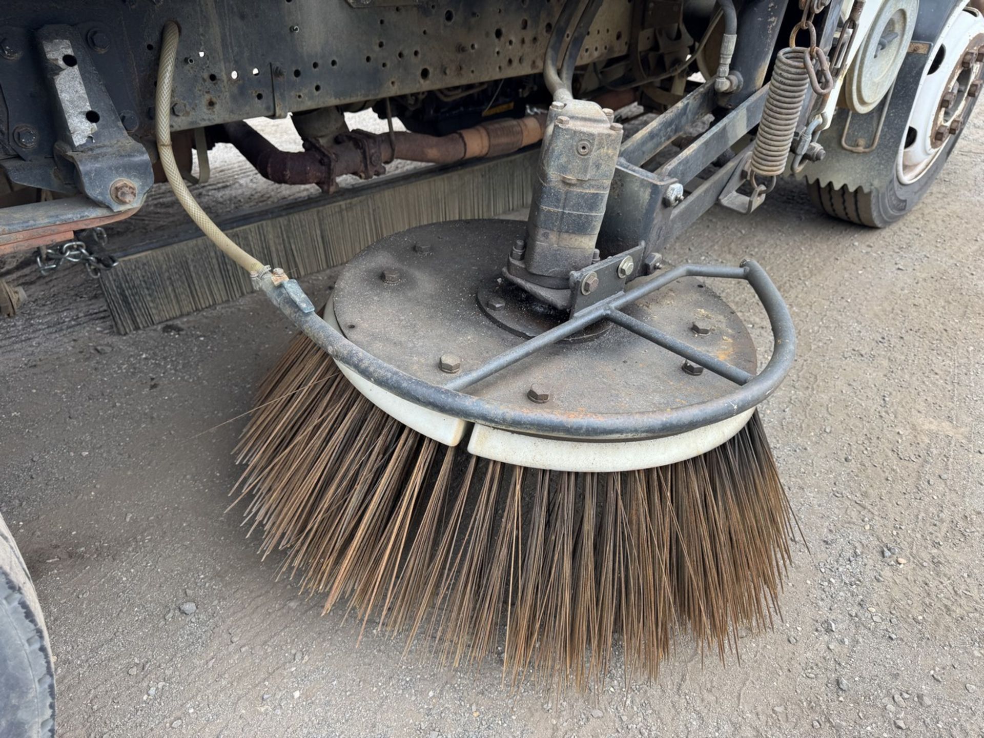 2003 GMC W5500 Sweep-Rite Husky Sweeper - Image 23 of 31