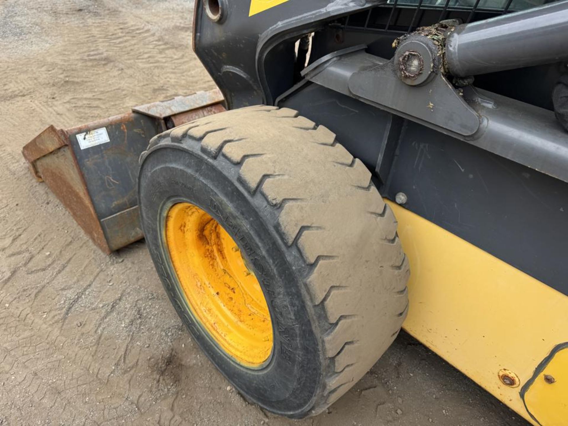 2013 New Holland L223 Skid Steer - Image 17 of 32
