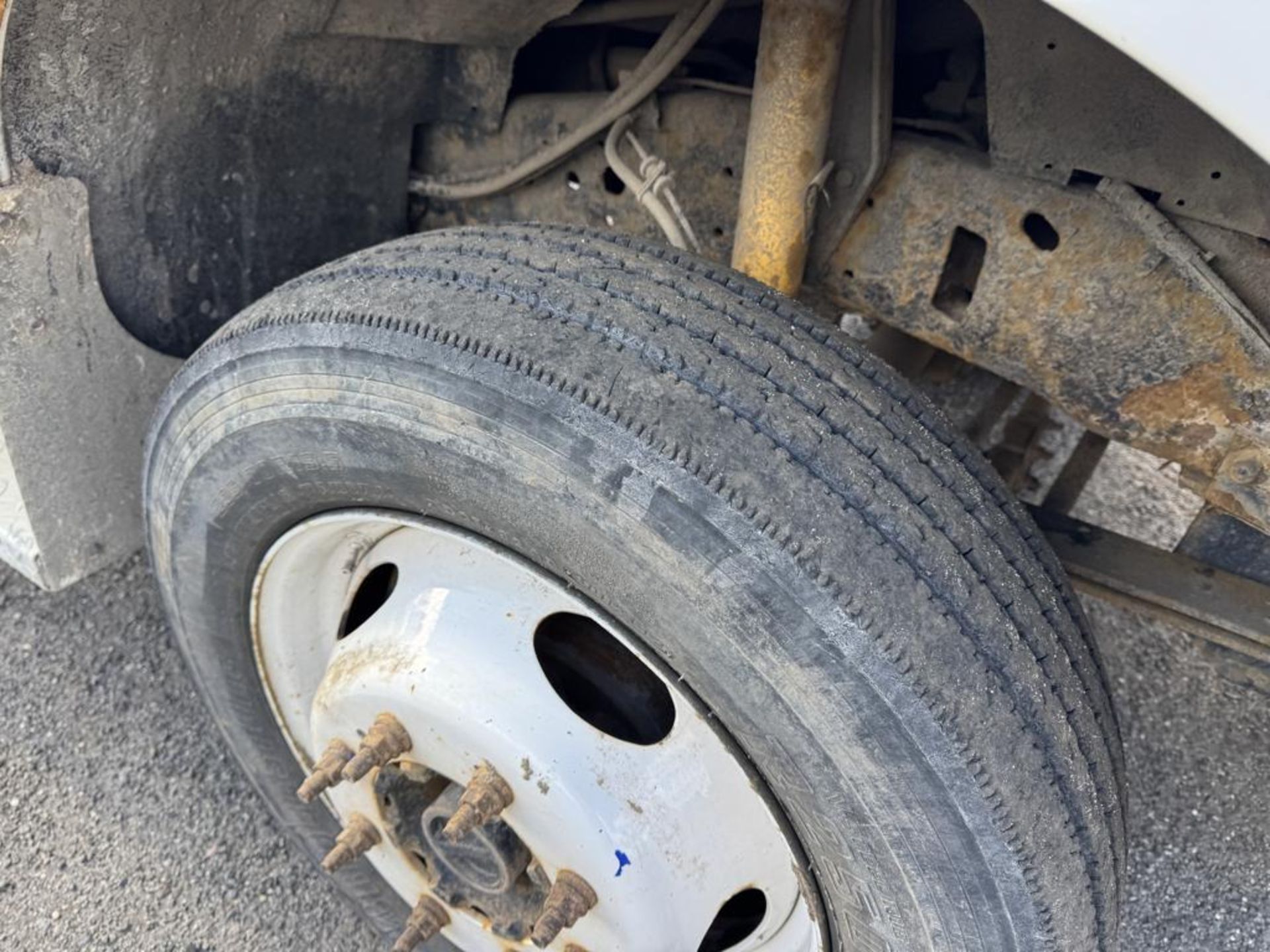 2004 Ford F-450 Mason Dump 4x4 w/ Plow - Image 16 of 32