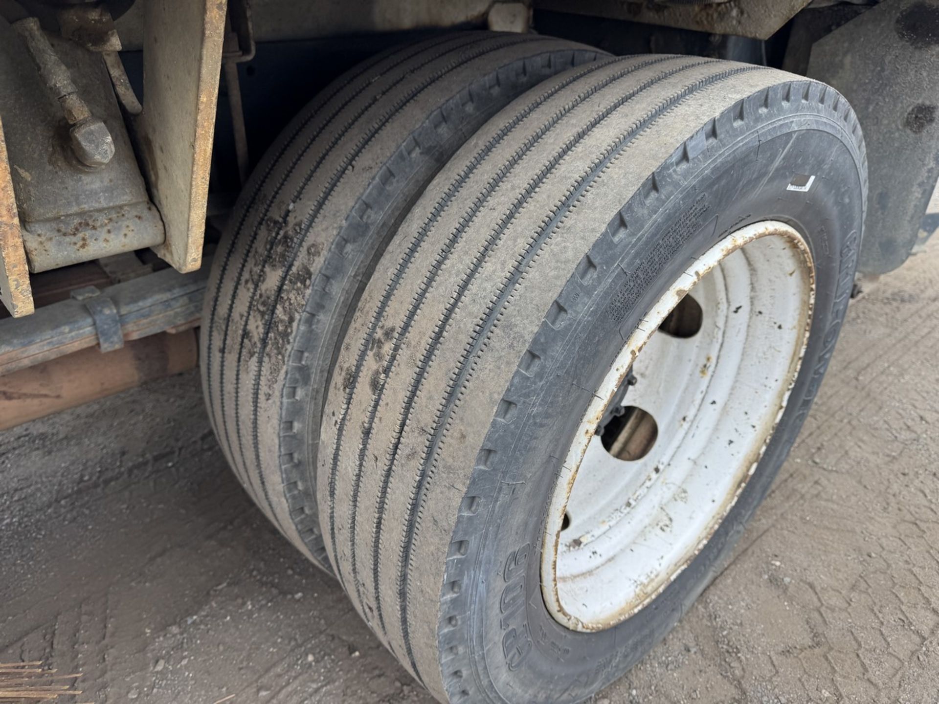 2003 GMC W5500 Sweep-Rite Husky Sweeper - Image 16 of 31