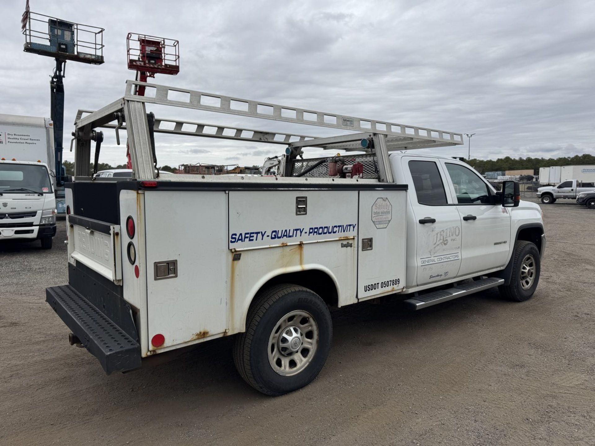2015 GMC 3500HD Utility Bed 4x4 - Image 5 of 30