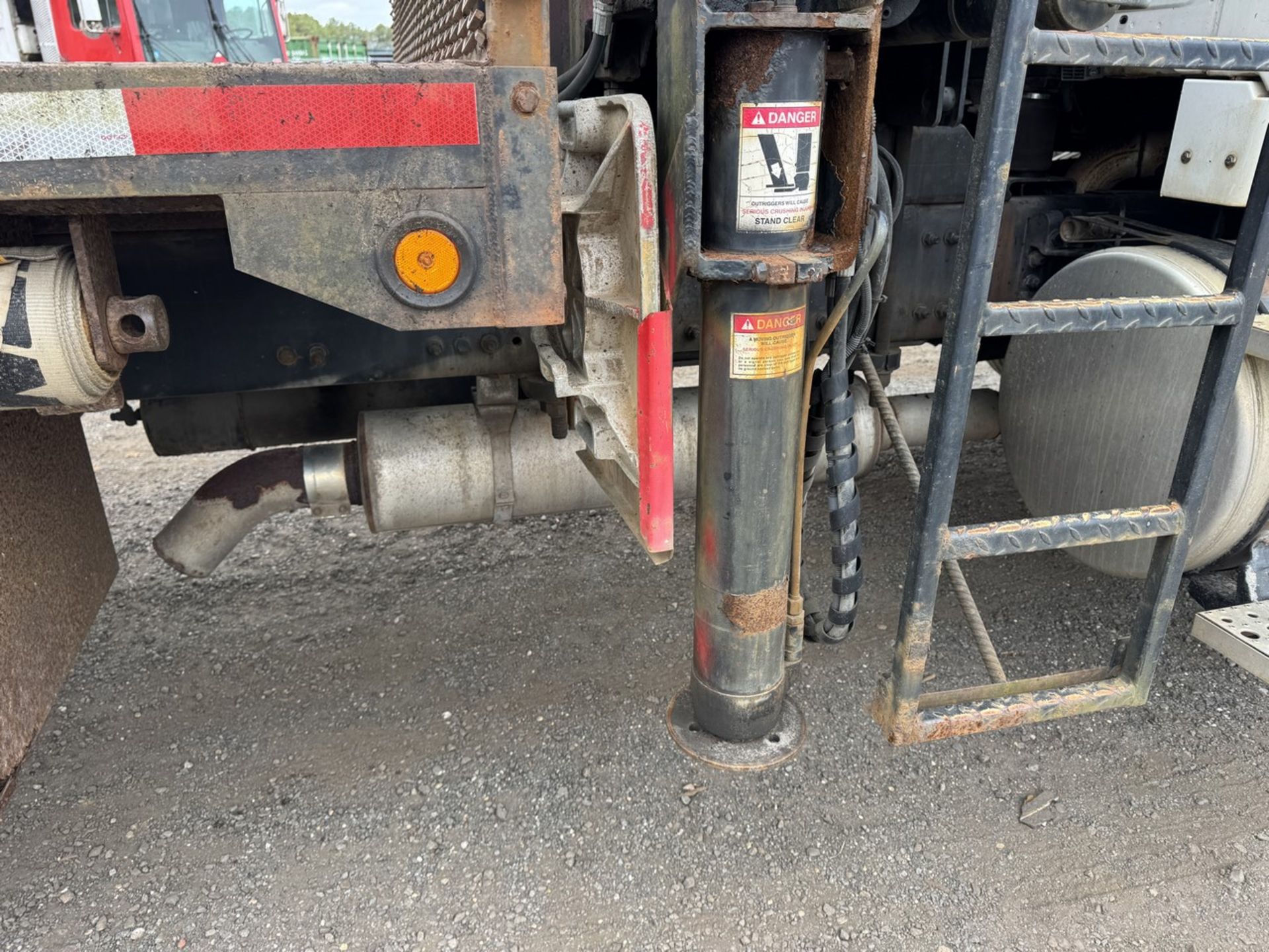 2005 HIAB 255K-2 HIPRO Material Crane Mounted on 2005 Sterling 6513 - Image 37 of 56
