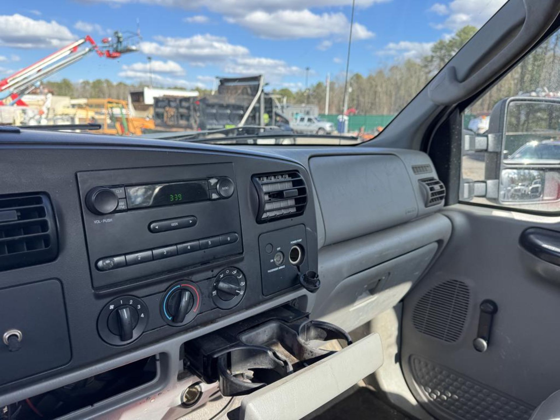 2006 Ford F-250 Utility Truck 4x4 w/ Liftgate - Image 18 of 21