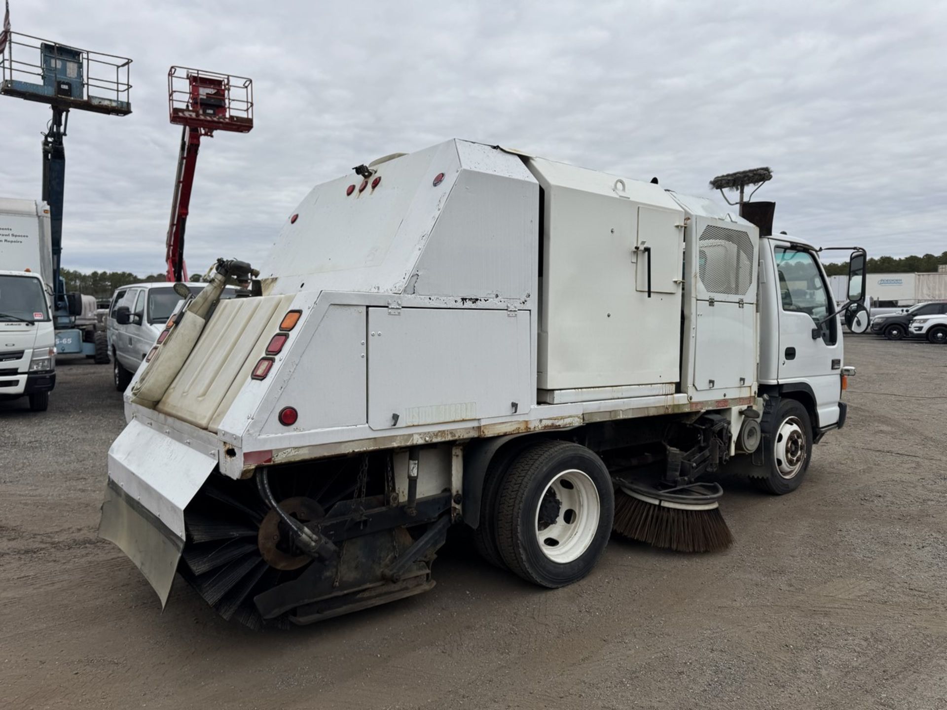 2003 GMC W5500 Sweep-Rite Husky Sweeper - Image 5 of 31