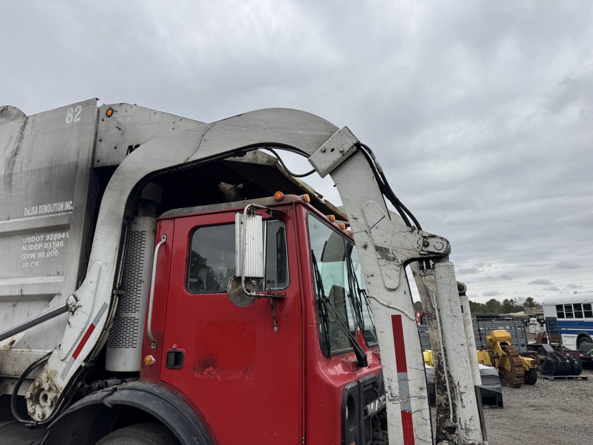 2009 Mack Garbage Truck Front Loader - Image 36 of 46