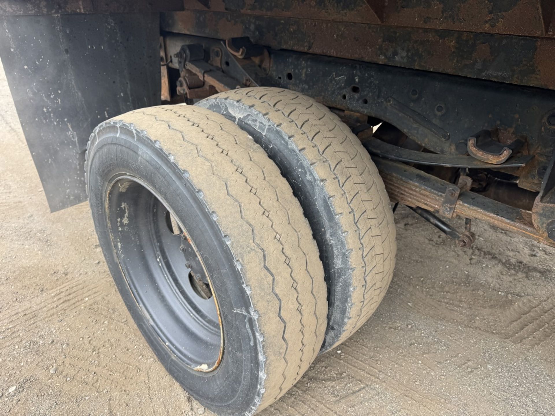 2016 Ford F-550 Mason Dump 4x4 w/ Plow and Salter - Image 23 of 39