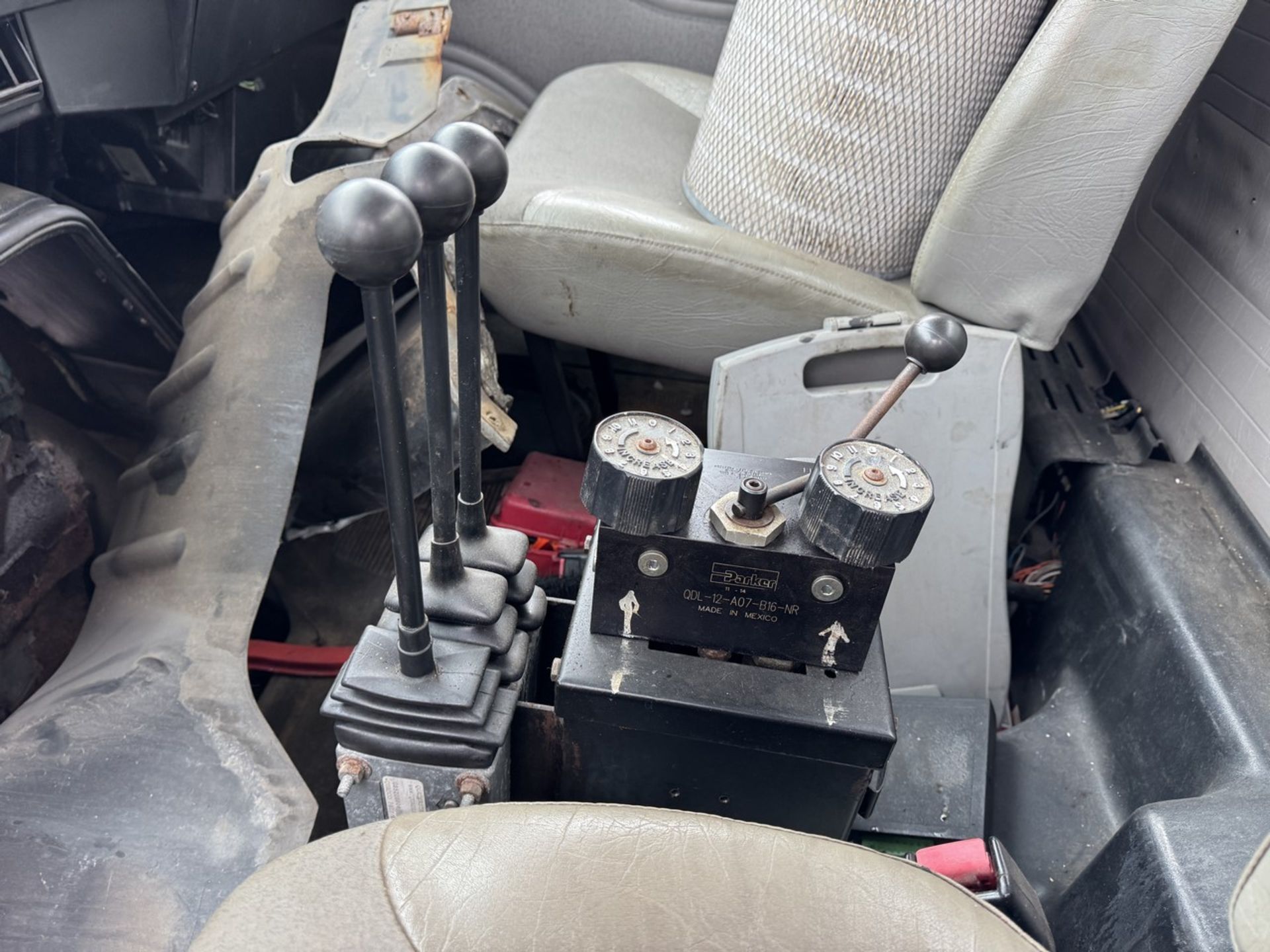 2000 International 4900 w/ Salter (INOPERABLE) - Image 20 of 24