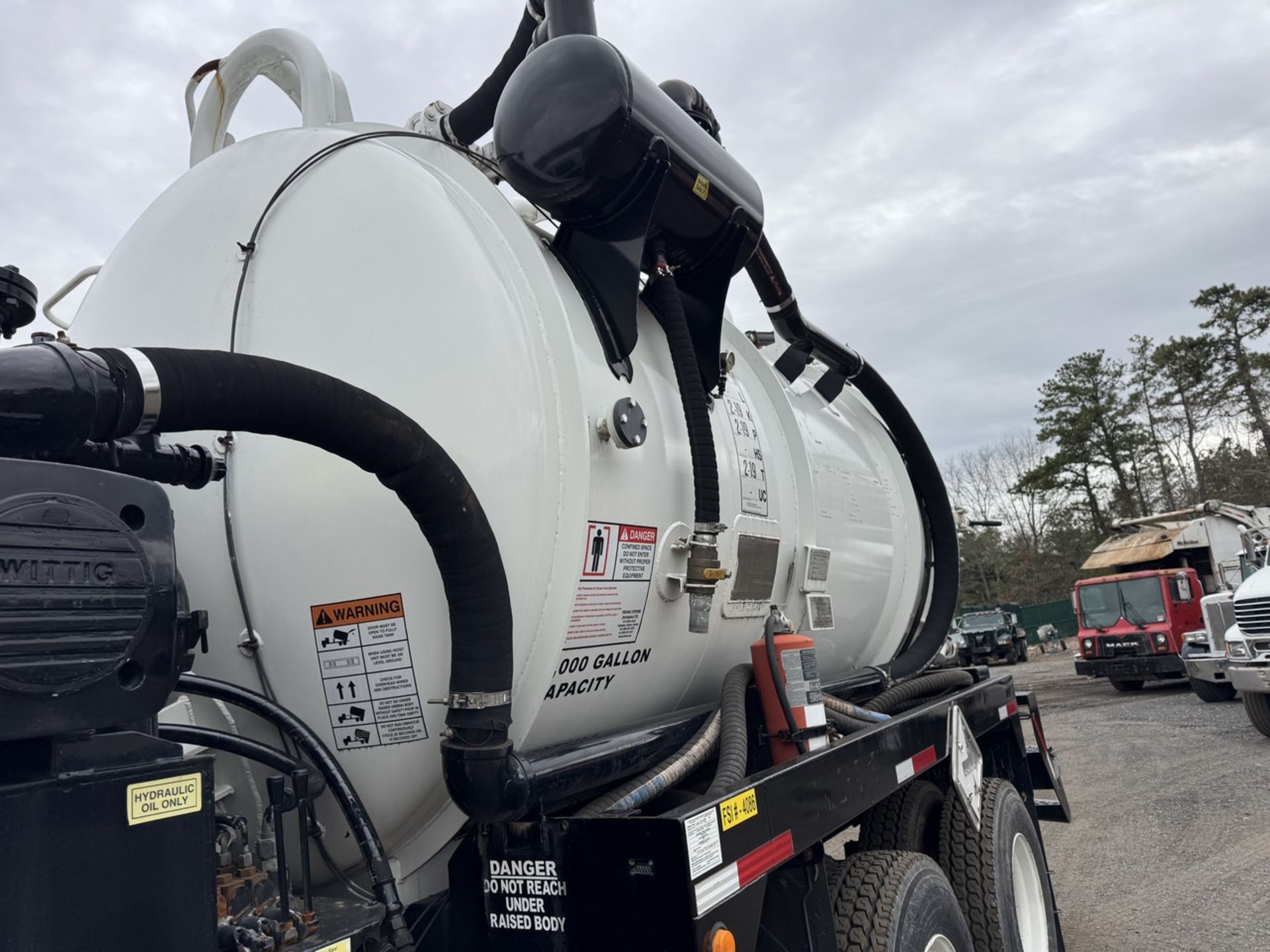 2004 Sterling L7500 Vacuum Loader Truck - Image 15 of 48