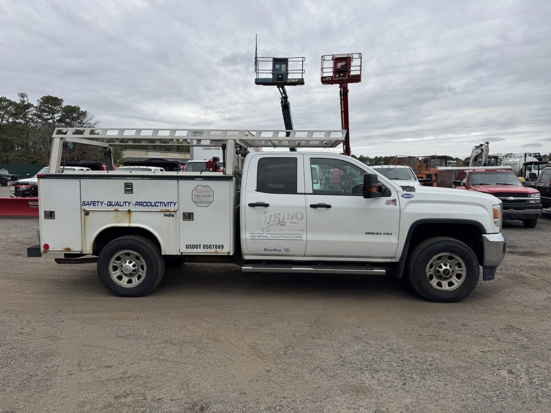 2015 GMC 3500HD Utility Bed 4x4 - Image 4 of 30
