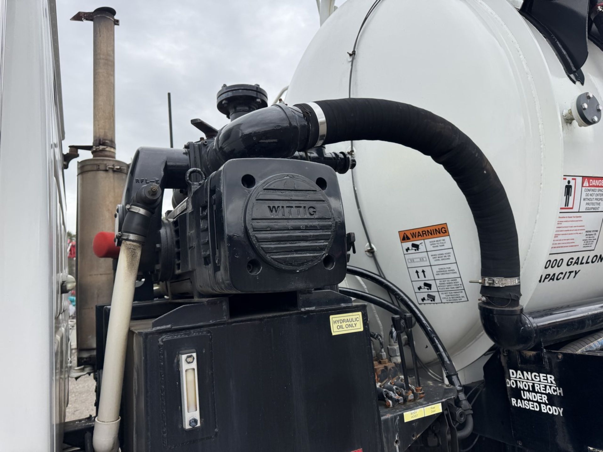 2004 Sterling L7500 Vacuum Loader Truck - Image 16 of 48