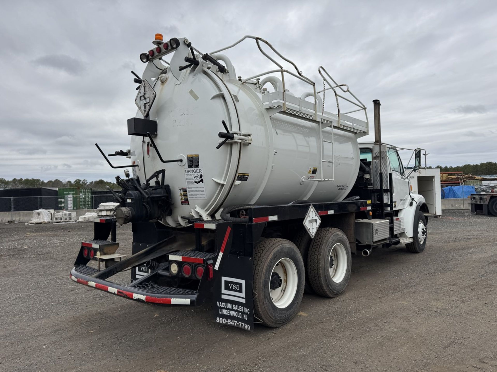 2004 Sterling L7500 Vacuum Loader Truck - Image 6 of 48