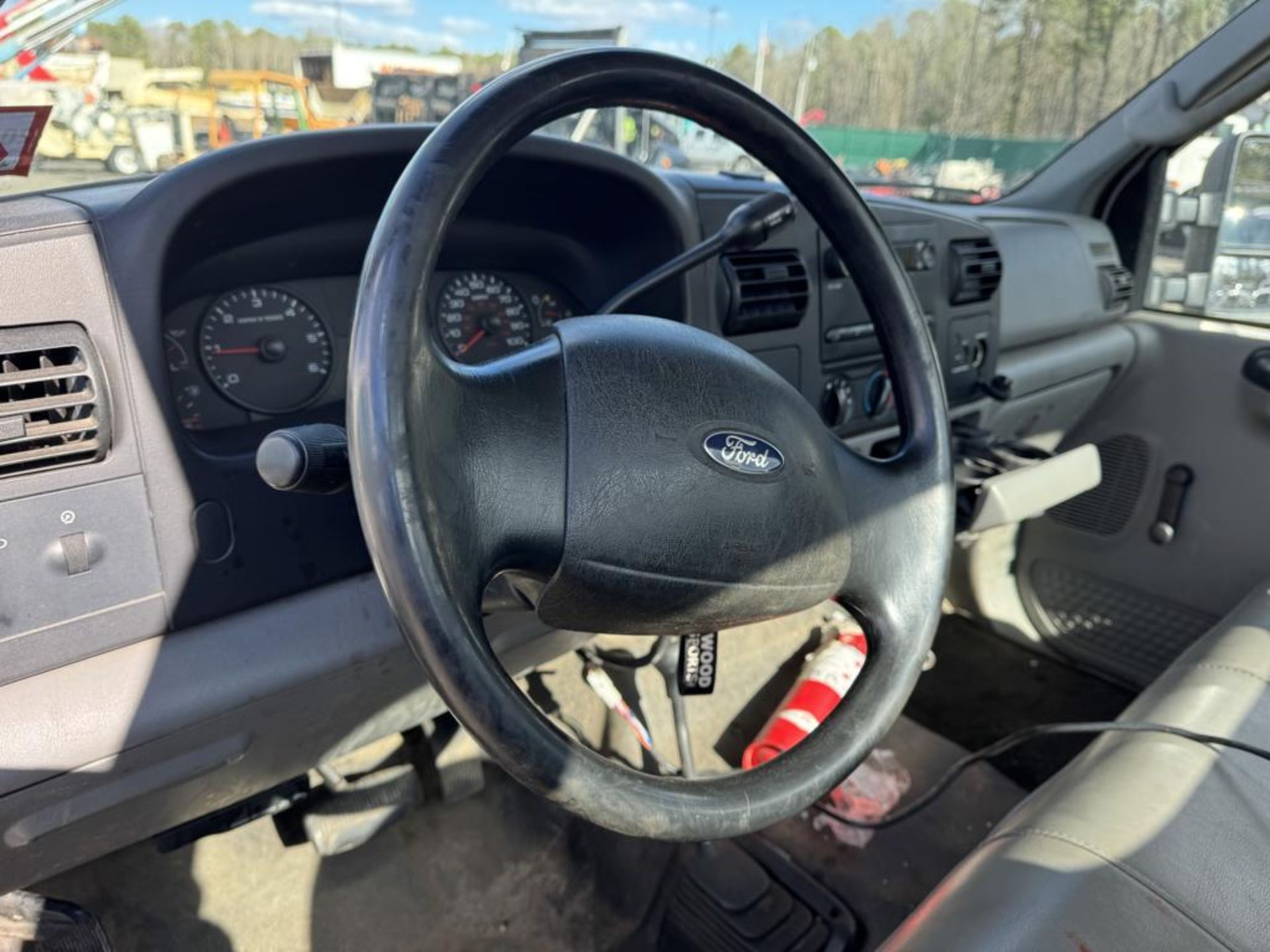 2006 Ford F-250 Utility Truck 4x4 w/ Liftgate - Image 16 of 21