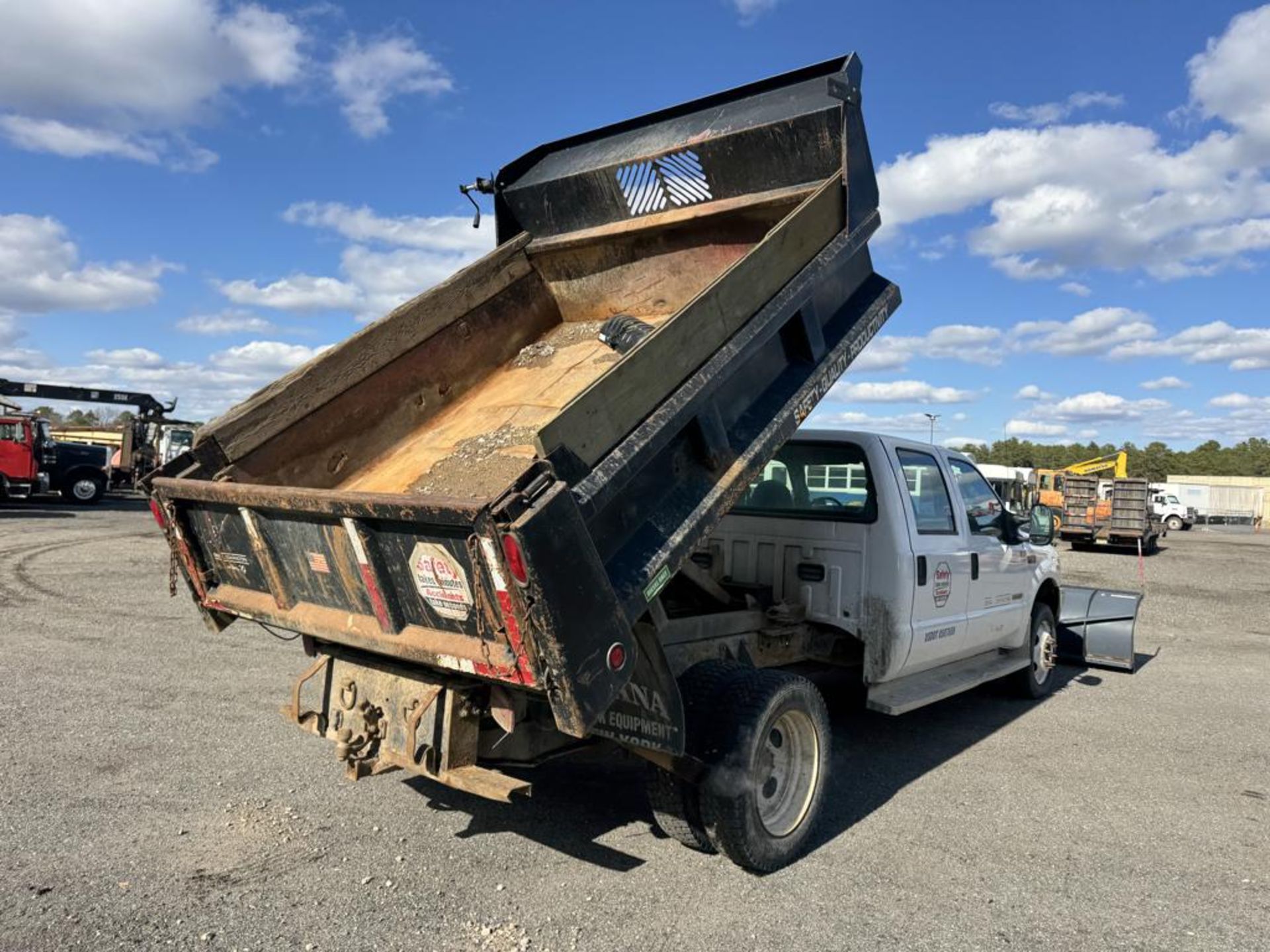 2004 Ford F-450 Mason Dump 4x4 w/ Plow - Image 4 of 32