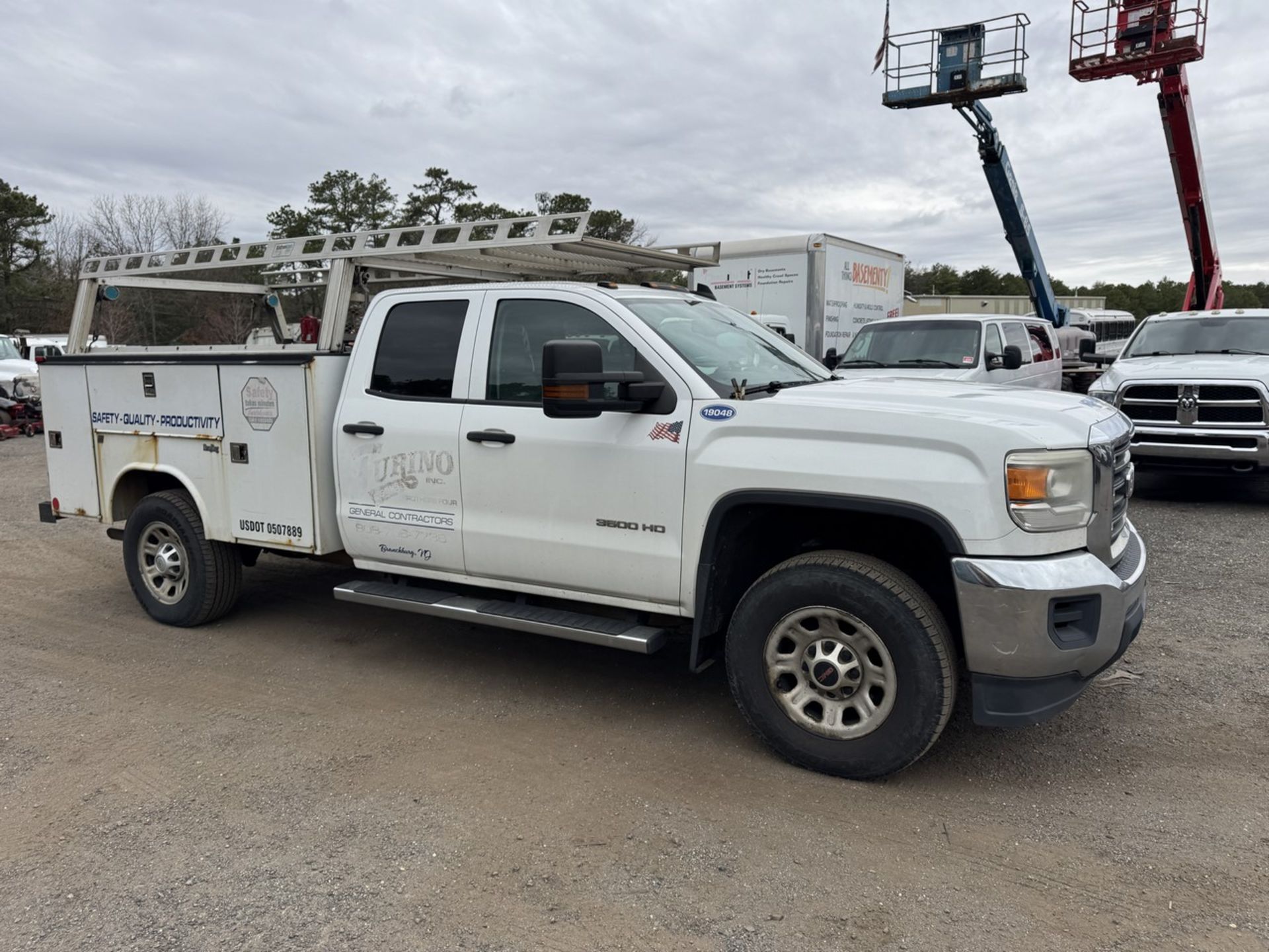 2015 GMC 3500HD Utility Bed 4x4 - Image 3 of 30