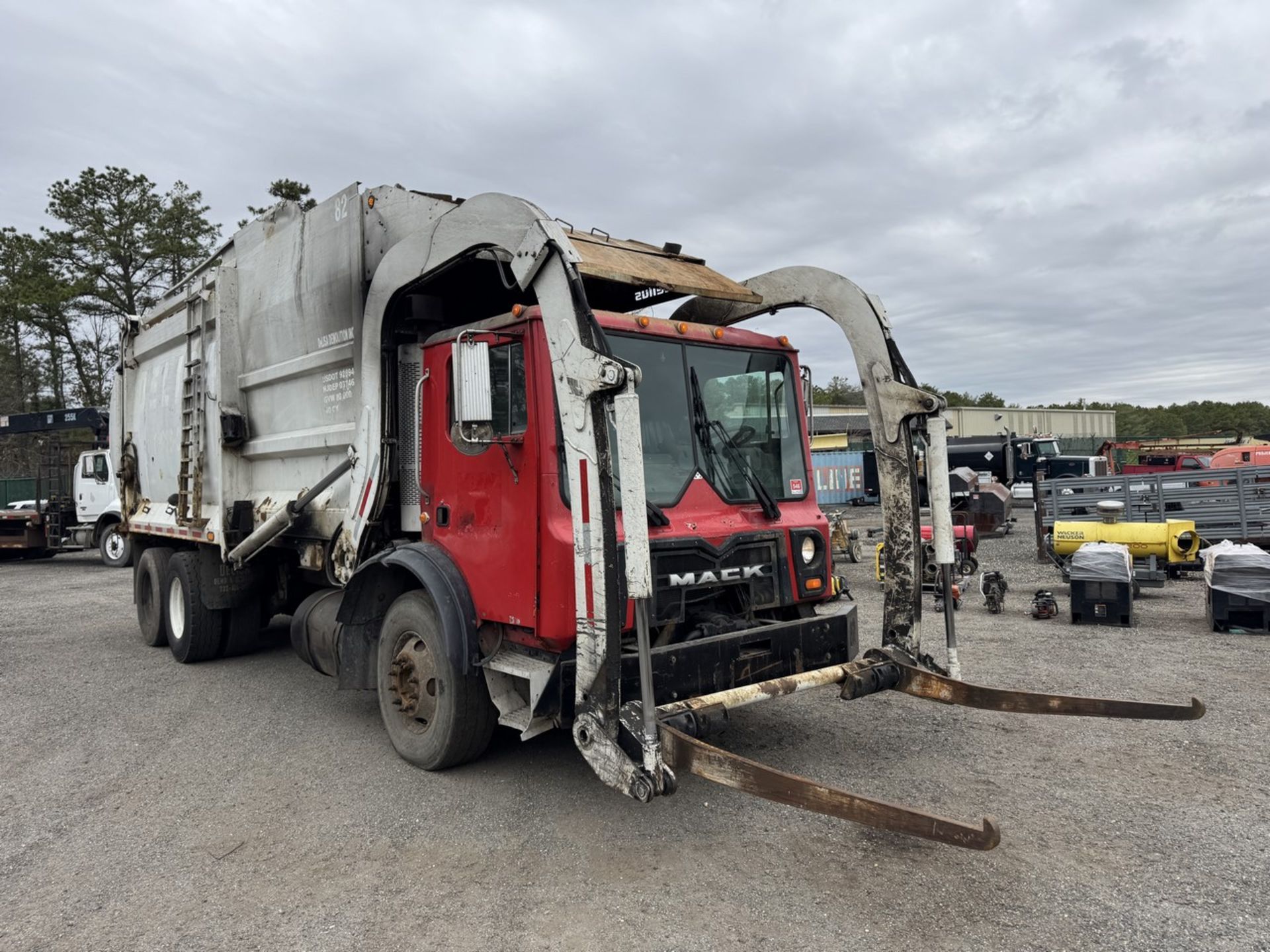 2009 Mack Garbage Truck Front Loader - Image 3 of 46