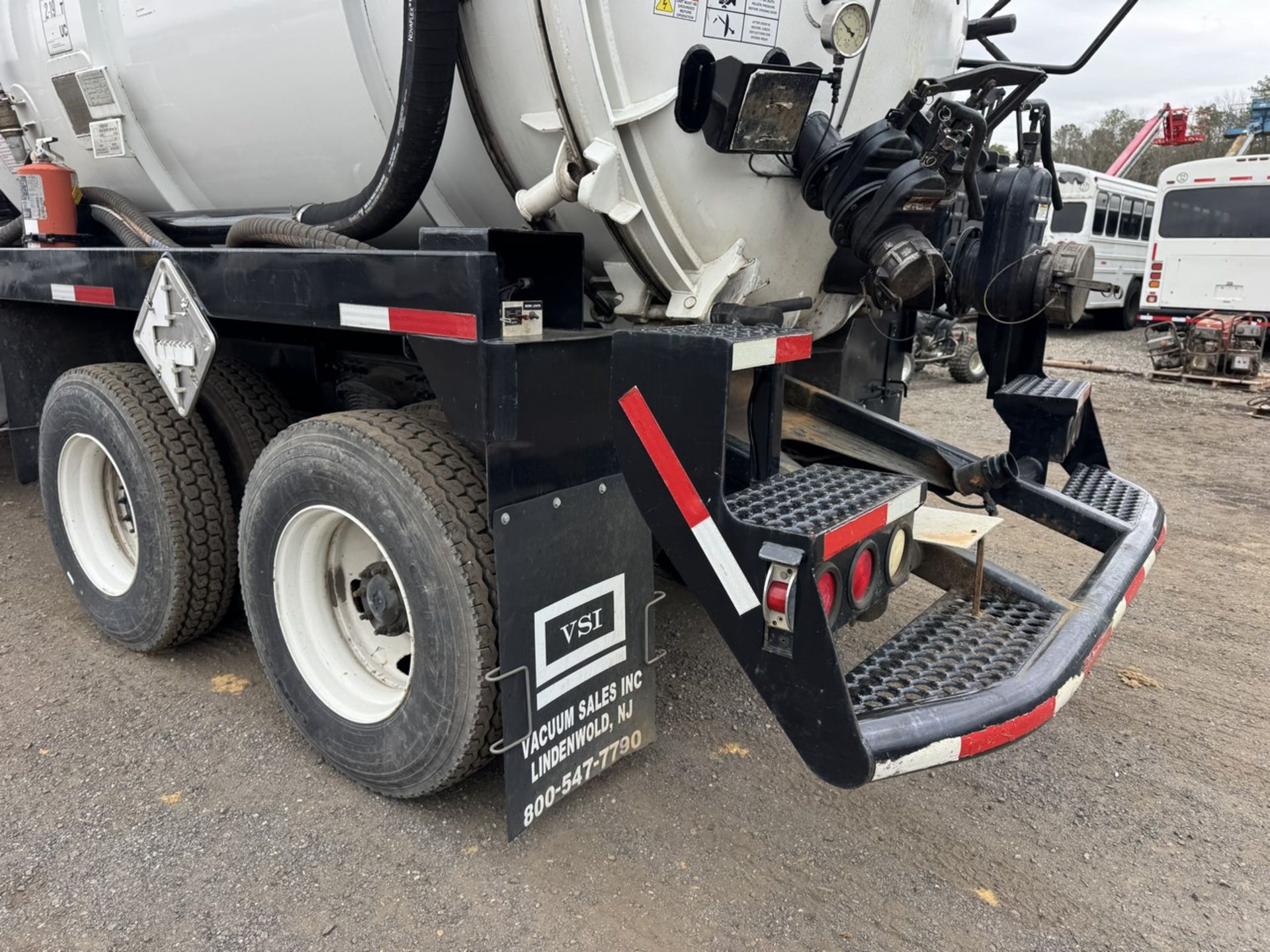 2004 Sterling L7500 Vacuum Loader Truck - Image 23 of 48