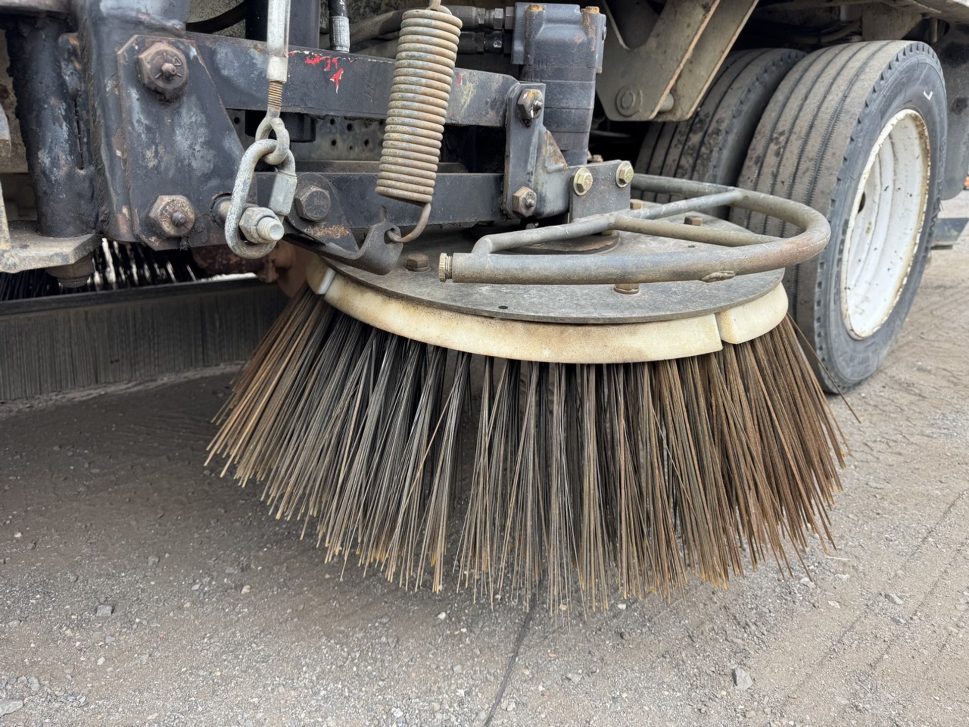 2003 GMC W5500 Sweep-Rite Husky Sweeper - Image 14 of 31