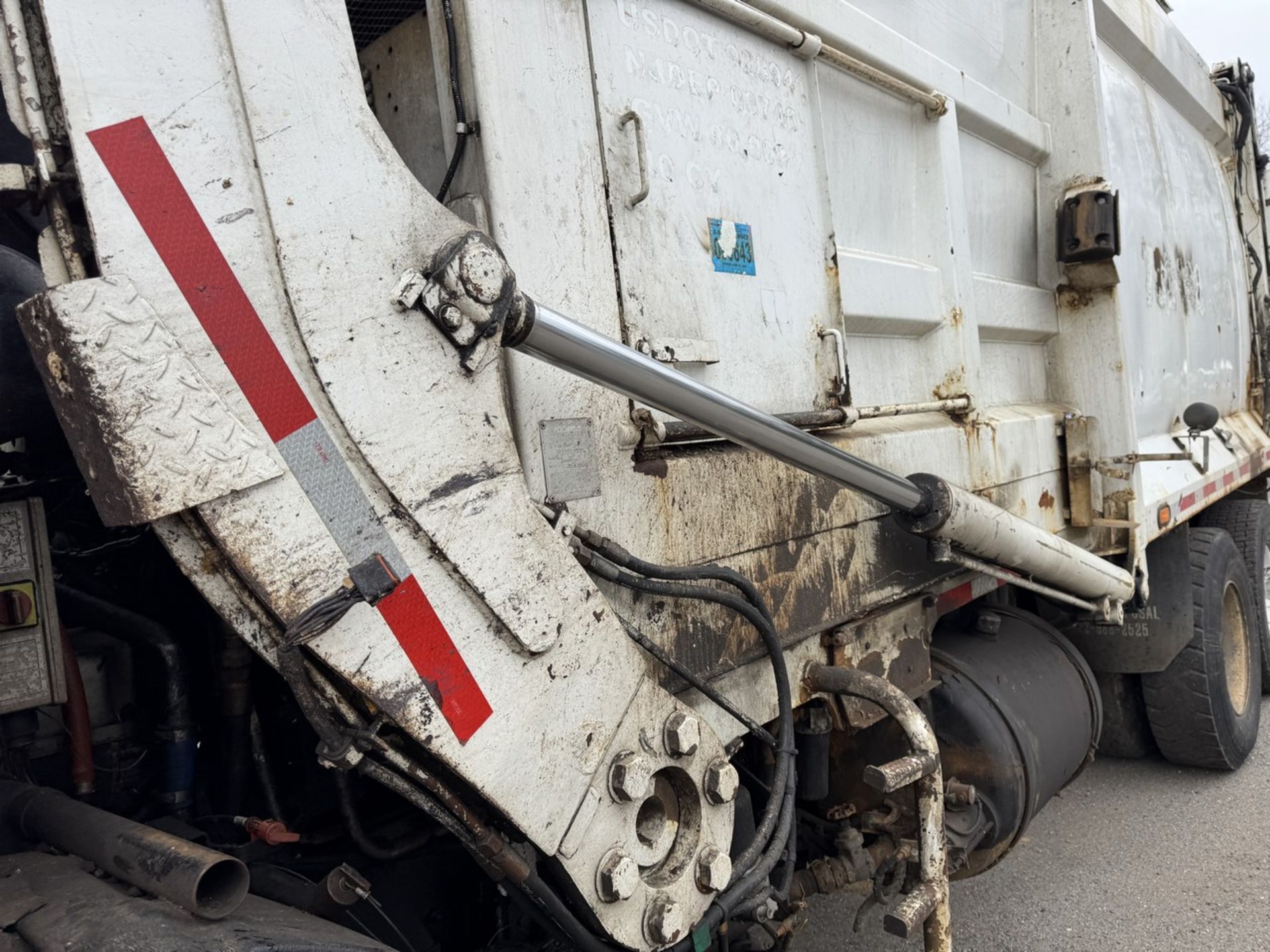 2009 Mack Garbage Truck Front Loader - Image 19 of 46